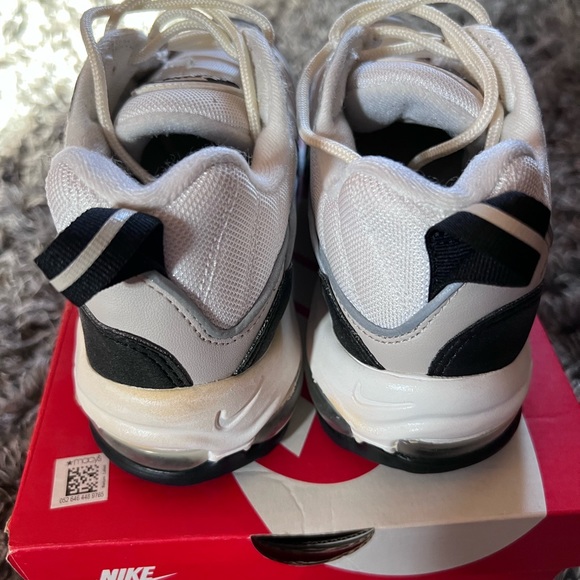 Woman’s Nike sneakers. - Picture 3 of 6